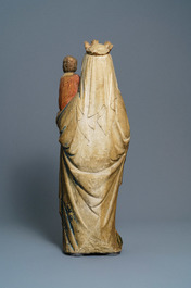 Een grote gepolychromeerde kalkstenen figuur van een Madonna met kind, Champagne- of Lorrainestreek, Frankrijk, 2e helft 14e eeuw