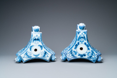 Une paire de supports de bougeoirs en fa&iuml;ence de Delft en bleu et blanc, fin du 17&egrave;me
