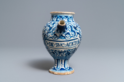 Een blauw-witte 'a foglie' siroopkan in Antwerpse majolica, 2e helft 16e eeuw