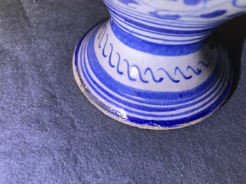 Een blauw-witte 'a foglie' siroopkan in Antwerpse majolica, midden 16e eeuw