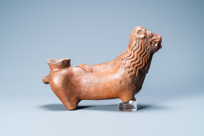 Une lampe &agrave; huile ou verseuse en gr&egrave;s incrust&eacute;e de galets en forme d'un lion, Badajoz, Portugal, 15/16&egrave;me