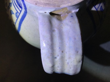 Een blauw-witte 'a foglie' siroopkan in Antwerpse majolica, midden 16e eeuw