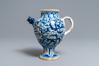 Een blauw-witte 'a foglie' siroopkan in Antwerpse majolica, 2e helft 16e eeuw