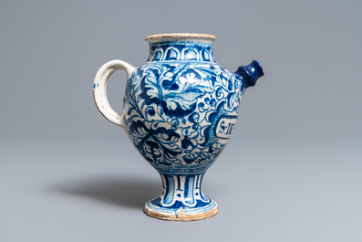 Een blauw-witte 'a foglie' siroopkan in Antwerpse majolica, 2e helft 16e eeuw