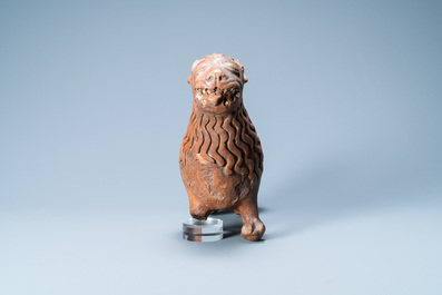 Une lampe &agrave; huile ou verseuse en gr&egrave;s incrust&eacute;e de galets en forme d'un lion, Badajoz, Portugal, 15/16&egrave;me