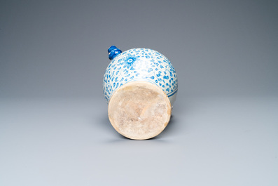 Een blauw-witte 'a foglie' siroopkan in Antwerpse majolica, midden 16e eeuw