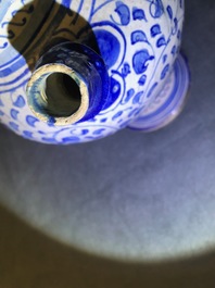 Een blauw-witte 'a foglie' siroopkan in Antwerpse majolica, midden 16e eeuw