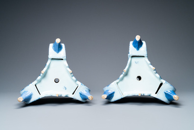 Une paire de supports de bougeoirs en fa&iuml;ence de Delft en bleu et blanc, fin du 17&egrave;me