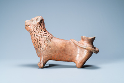 Une lampe &agrave; huile ou verseuse en gr&egrave;s incrust&eacute;e de galets en forme d'un lion, Badajoz, Portugal, 15/16&egrave;me