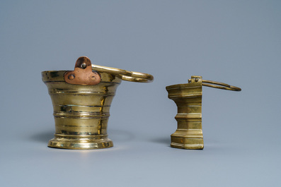 Twee bronzen wijwater emmers, Vlaanderen, 1e helft 16e eeuw