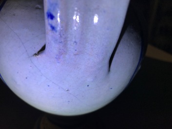 Een blauw-witte 'a foglie' siroopkan in Antwerpse majolica, midden 16e eeuw