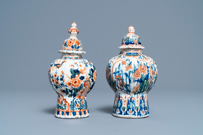 Un vase couvert, un sabot et une paire de petits vases couverts en fa&iuml;ence de Delft, 18/19&egrave;me