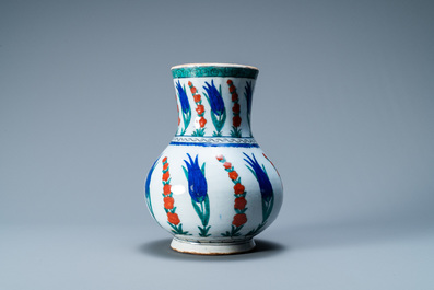 Une verseuse de style Iznik, Cantagalli, Italie, 19&egrave;me