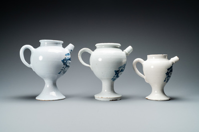 Trois chevrettes en fa&iuml;ence de Delft en bleu et blanc, 18&egrave;me