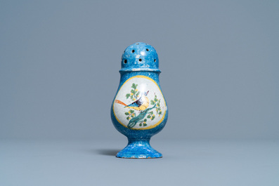 Un saupoudroir en fa&iuml;ence polychrome de Bruxelles, fin du 18&egrave;me