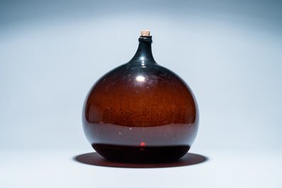 Une grande bouteille en verre brun, 18&egrave;me