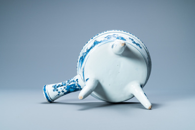 Een zeldzame blauw-witte Delftse stoofkom met het Oostenrijkse von Zinzendorf wapen, eind 17e eeuw