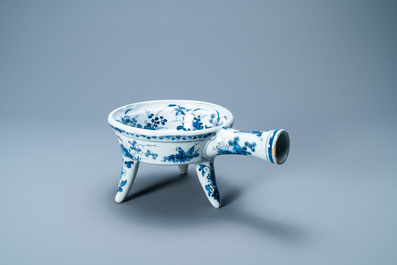 Een zeldzame blauw-witte Delftse stoofkom met het Oostenrijkse von Zinzendorf wapen, eind 17e eeuw