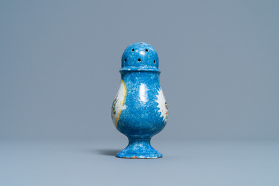 Un saupoudroir en fa&iuml;ence polychrome de Bruxelles, fin du 18&egrave;me