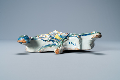 Un exceptionnel porte-montre en fa&iuml;ence polychrome de Delft, dat&eacute; 1772