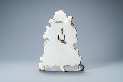 Un exceptionnel porte-montre en fa&iuml;ence polychrome de Delft, dat&eacute; 1772