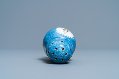 Un saupoudroir en fa&iuml;ence polychrome de Bruxelles, fin du 18&egrave;me