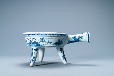 Een zeldzame blauw-witte Delftse stoofkom met het Oostenrijkse von Zinzendorf wapen, eind 17e eeuw