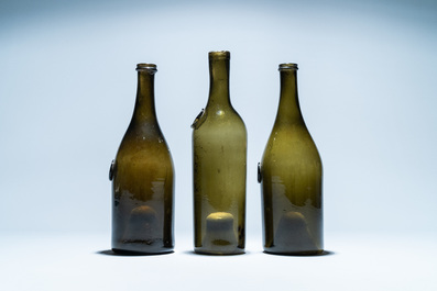 Three green glass wine bottles with crowned seals, 18/19th C.