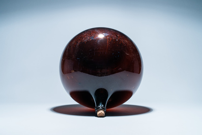Une grande bouteille en verre brun, 18&egrave;me