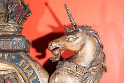 Een groot gepolychromeerd houten koninklijk wapen van het Verenigd Koninkrijk, 19e eeuw