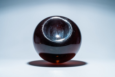 Une grande bouteille en verre brun, 18&egrave;me