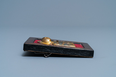 Een verguld koperen en champlev&eacute; emaille plaquette met de Heilige Maagd, Limoges, Frankrijk, 13e eeuw