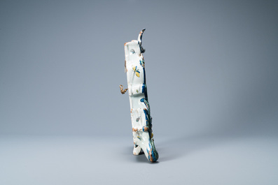 Un exceptionnel porte-montre en fa&iuml;ence polychrome de Delft, dat&eacute; 1772