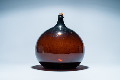Une grande bouteille en verre brun, 18&egrave;me