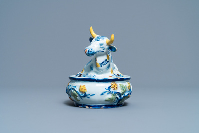 Een polychrome Delftse botervloot met een koe op het deksel, 18e eeuw