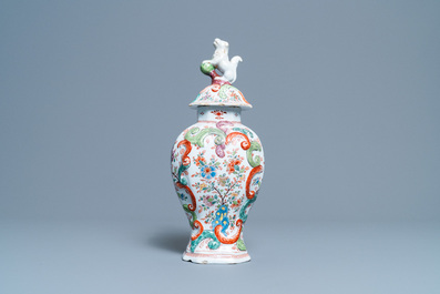 Un vase couvert, un sabot et une paire de petits vases couverts en fa&iuml;ence de Delft, 18/19&egrave;me