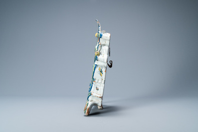Un exceptionnel porte-montre en fa&iuml;ence polychrome de Delft, dat&eacute; 1772