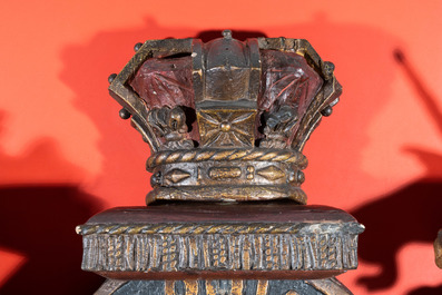 Een groot gepolychromeerd houten koninklijk wapen van het Verenigd Koninkrijk, 19e eeuw