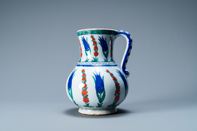 Une verseuse de style Iznik, Cantagalli, Italie, 19&egrave;me