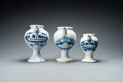 Trois chevrettes en fa&iuml;ence de Delft en bleu et blanc, 18&egrave;me