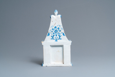 A Dutch Delft blue and white fireplace-shaped box and cover, ca. 1800