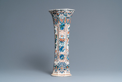 A large Dutch Delft cashmere palette vase, ca. 1700