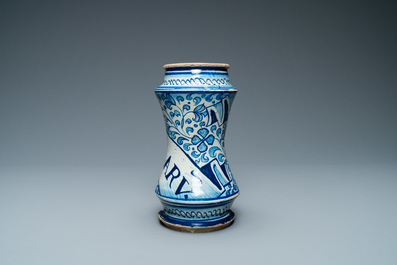 Een blauw-witte 'a foglie' albarello in Antwerpse majolica, midden 16e eeuw