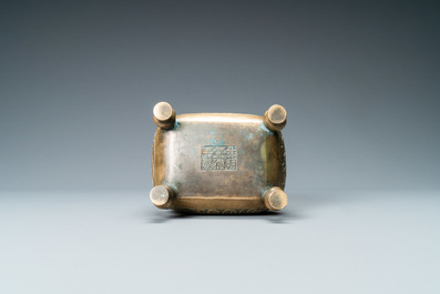 Un br&ucirc;le-parfum en bronze pour le march&eacute; islamique, Chine, marque de Xuande, fin du Ming