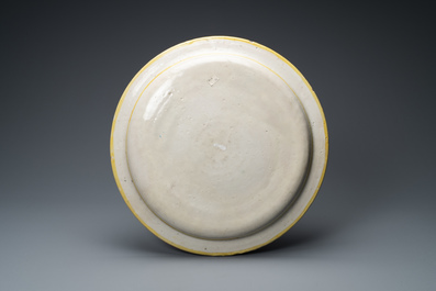 Un grand plat en majolique italienne &agrave; sujet mythologique de 'L&rsquo;Enl&egrave;vement des Sabines', atelier d'Orazio Fontana, Urbino, milieu du 16&egrave;me