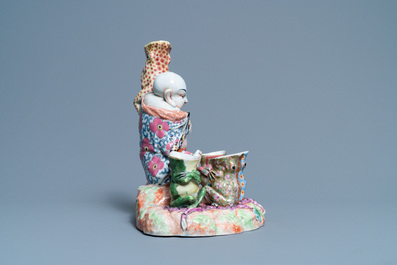 A chinoiserie group, Bayeux porcelain, France, 19th C.