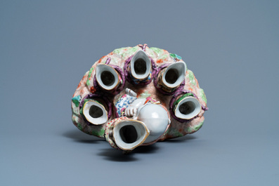 A chinoiserie group, Bayeux porcelain, France, 19th C.