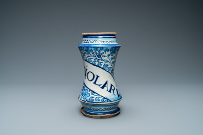 Een blauw-witte 'a foglie' albarello in Antwerpse majolica, midden 16e eeuw