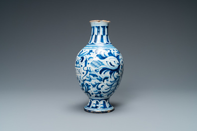Een blauw-witte Antwerpse majolica 'a foglie' apothekersfles, 2e helft 16e eeuw