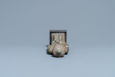 Een Khmer zandstenenen figuur van Boeddha, Thailand, Lopburi periode, 12/14e eeuw